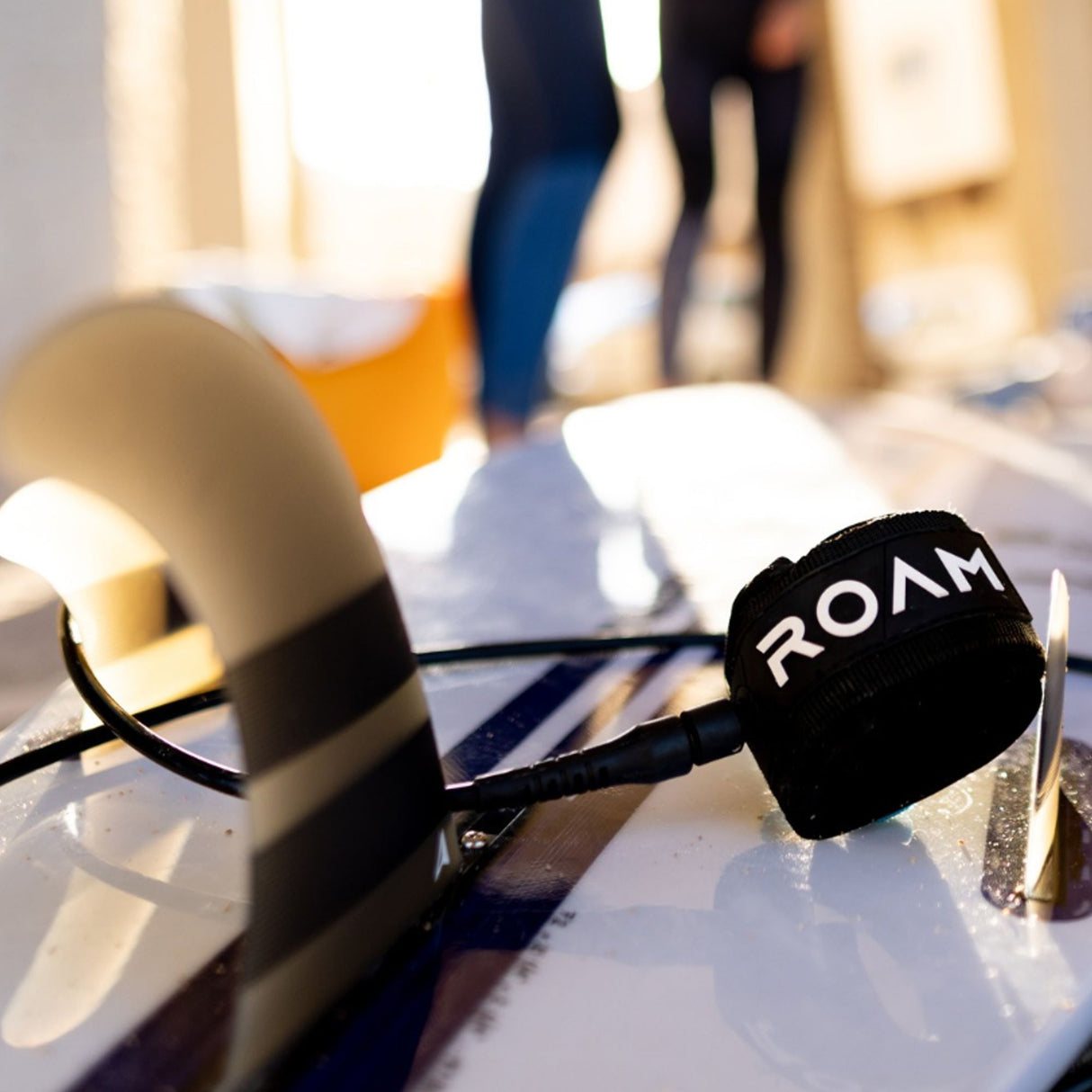 Roam Surfboard ECO Leash Recycelt in Schwarz und Weiß, aufgerollt auf Surfbrett, nachhaltige Materialien