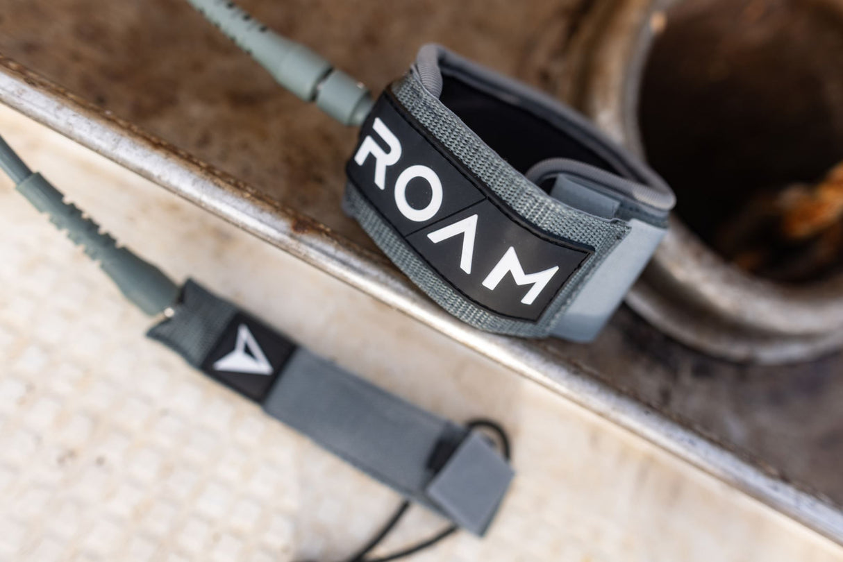 Roam Surfboard Leash Premium Knie in Grau, Neopren-Manschette mit Klettverschluss am Surfboard befestigt, Detailansicht