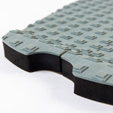 Roam Footpad Deck Grip Traction Pad 2-teilig, grau-schwarze Griffmatte mit strukturiertem Oberflächenmuster, Detailansicht der Kante