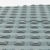 Roam Footpad Deck Grip Traction Pad 2-tlg, graues Griffband mit strukturiertem Noppen-Oberflächenmuster, Nahaufnahme der Griffstruktur