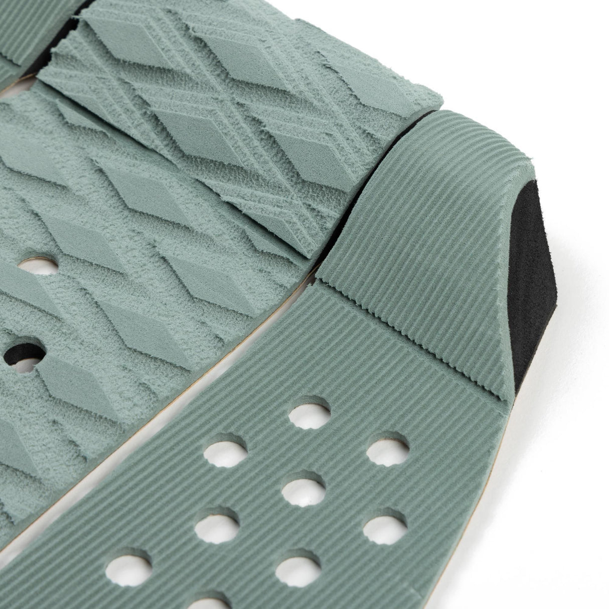 Roam Footpad Deck Grip Traction Comp Pad in Grün mit strukturierter Oberfläche und Lochermuster, Detailansicht