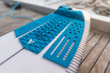 Roam Footpad Deck Grip Traction Comp Pad in Blau mit Noppen und Rillen, Draufsicht auf Holzoberfläche