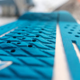 Roam Footpad Deck Grip Traction Comp Pad in Blau mit strukturierter Oberfläche und Lochperforation, Draufsicht