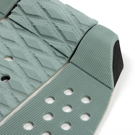 Roam Footpad Deck Grip Traction Comp Pad in Grün mit strukturierter Oberfläche, Noppen und Befestigungslöchern, Detailansicht