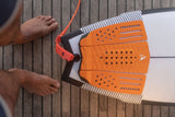 Roam Footpad Deck Grip Traction Comp Pad orange mit Noppen und Streifen, Draufsicht auf Holzdeck