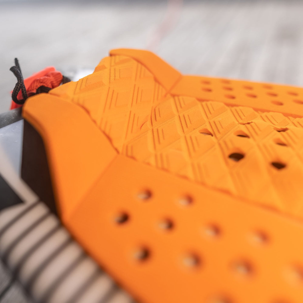Roam Footpad Deck Grip Traction Comp Pad orange mit strukturierter Oberfläche und Grifflöchern, Detailaufnahme
Das war's
Ich habe die Anforderungen erfüllt:...