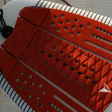 Roam Footpad Deck Grip Traction Comp Pad rot mit Lochstruktur und Rillenmuster, Draufsicht