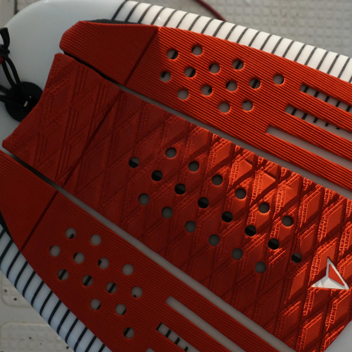 Roam Footpad Deck Grip Traction Comp Pad rot mit Lochermuster und Rillenstruktur, Draufsicht auf Griffbelag für Skateboard
