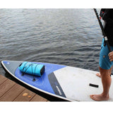 OverBoard Soft Cooler Bag blau auf Stand-Up Paddleboard am Wasser, wasserdichte Kühltasche mit Tragegriffen