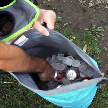 OverBoard Soft Cooler Bag blau-grün mit Neongrün-Rand, offen mit Getränken und Eisblöcken gefüllt, von oben gezeigt