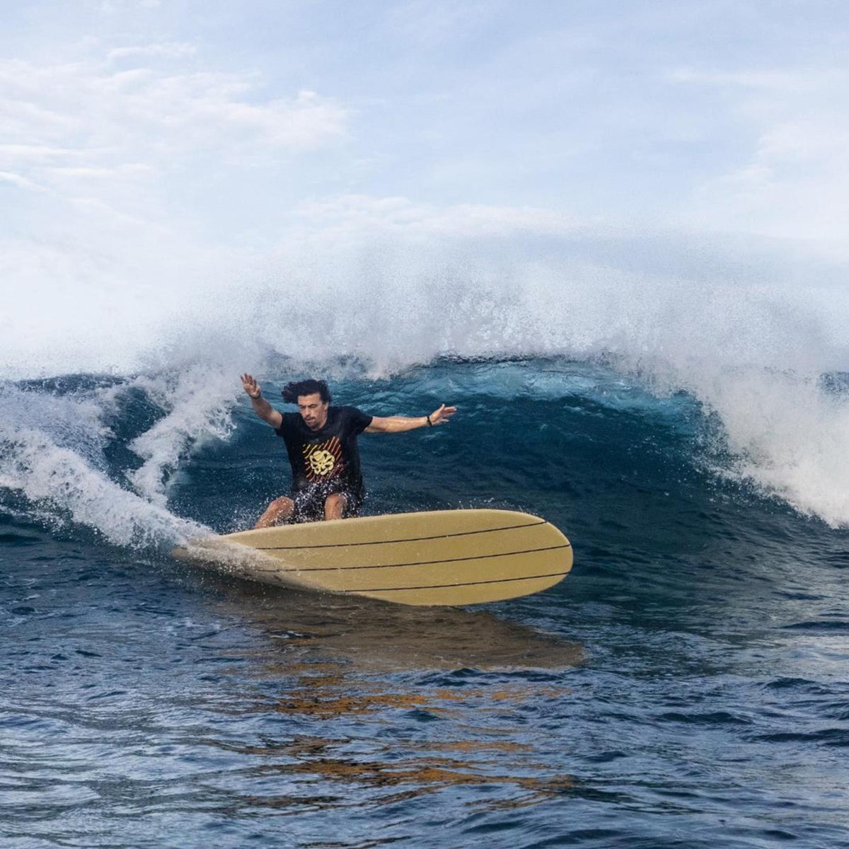 Torq Surfboard TEC Delpero Classic Gelb, Surfer auf Welle, Draufsicht im Meer