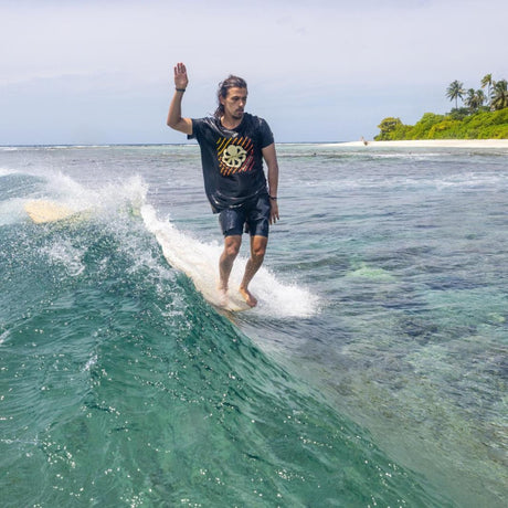 Torq TEC Delpero Classic Surfboard in Weiß, Surfer auf Welle im Meer