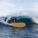 Torq Surfboard TEC Delpero Classic Gelb, Surfer auf gelbem Surfboard in Welle im Meer, Seitenansicht