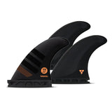 Futures Thruster Fin Set JJ Florence Alpha, schwarze Surfflossen mit orangen Logos, Seitenansicht