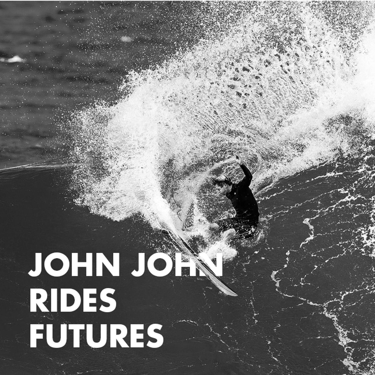 Futures Thruster Fin Set JJ Florence Alpha, drei schwarze Surfflossen aus Fiberglas, Draufsicht auf Surfboard im Wasser