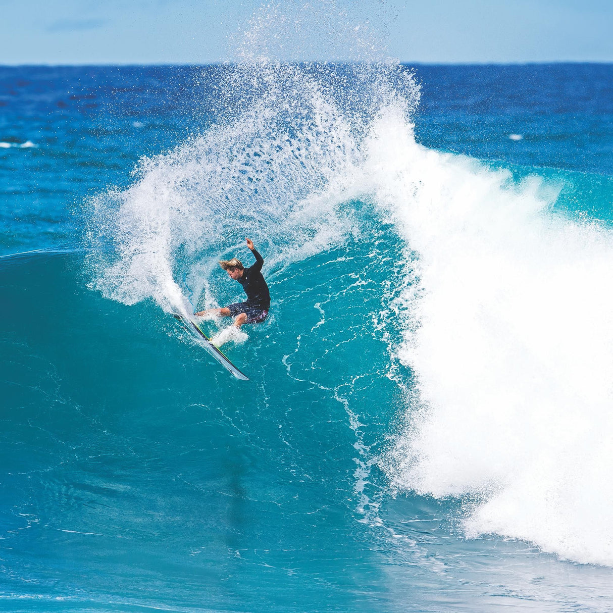Futures Thruster Fin Set JJ Florence Alpha schwarze Surfflossen in Aktion auf Welle