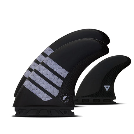 Futures Twin Tri Fin Set Rasta Alpha, schwarze Surfflossen mit grauem Rasta-Streifenmuster, Draufsicht