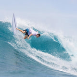 Torq TEC M2.0 Surfboard weiß, Surfer auf türkisfarbener Welle in Action