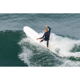Torq TEC 24/7 Surfboard weiß, in Aktion auf Welle, Surfer in Neoprenanzug von oben