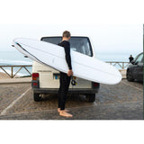 Torq TEC 24/7 Surfboard in Weiß, von Surfer am Strand getragen, Seitenansicht