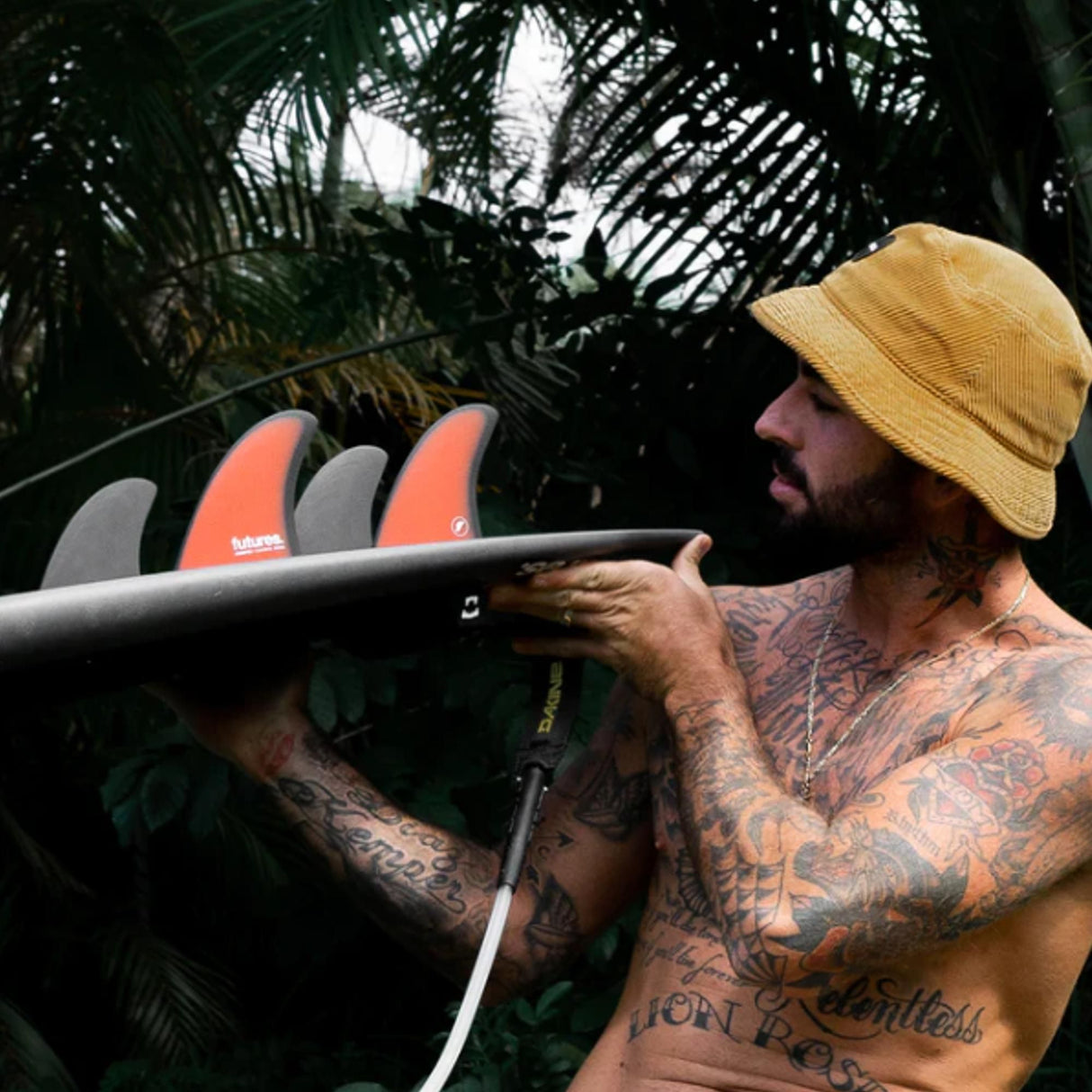 Futures Billy Kemper Quad Set Surfboard Finnen in Orange und Grau, vier Flossen für Quad-Setup, tropisches Ambiente