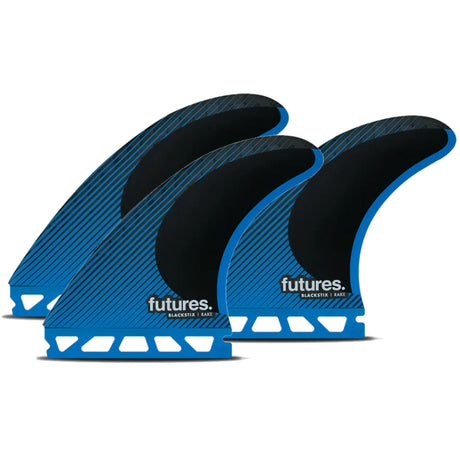 Futures R6 Blackstix Rake Thruster Surfboard Flossen, blau-schwarz mit Rippenstruktur, Frontalansicht