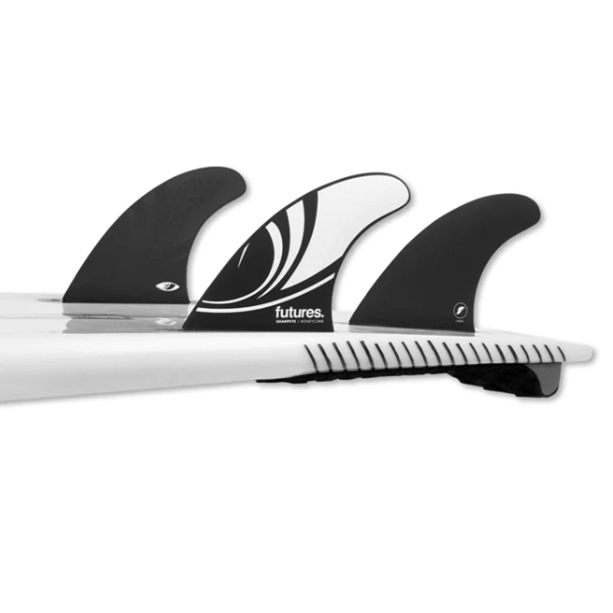 Futures Sharp Eye Honeycomb Thruster Flossen Set mit schwarzen und weißen Finnen auf Surfboard