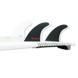Futures Glenn Pang Fiberglass Thruster Set mit weißem Board, schwarzen Finnen und rotem Logo