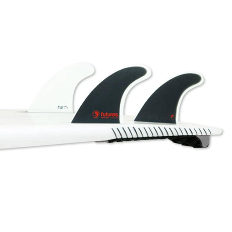 Futures Glenn Pang Fiberglass Thruster Set mit weißem Board, schwarzen Finnen und rotem Logo