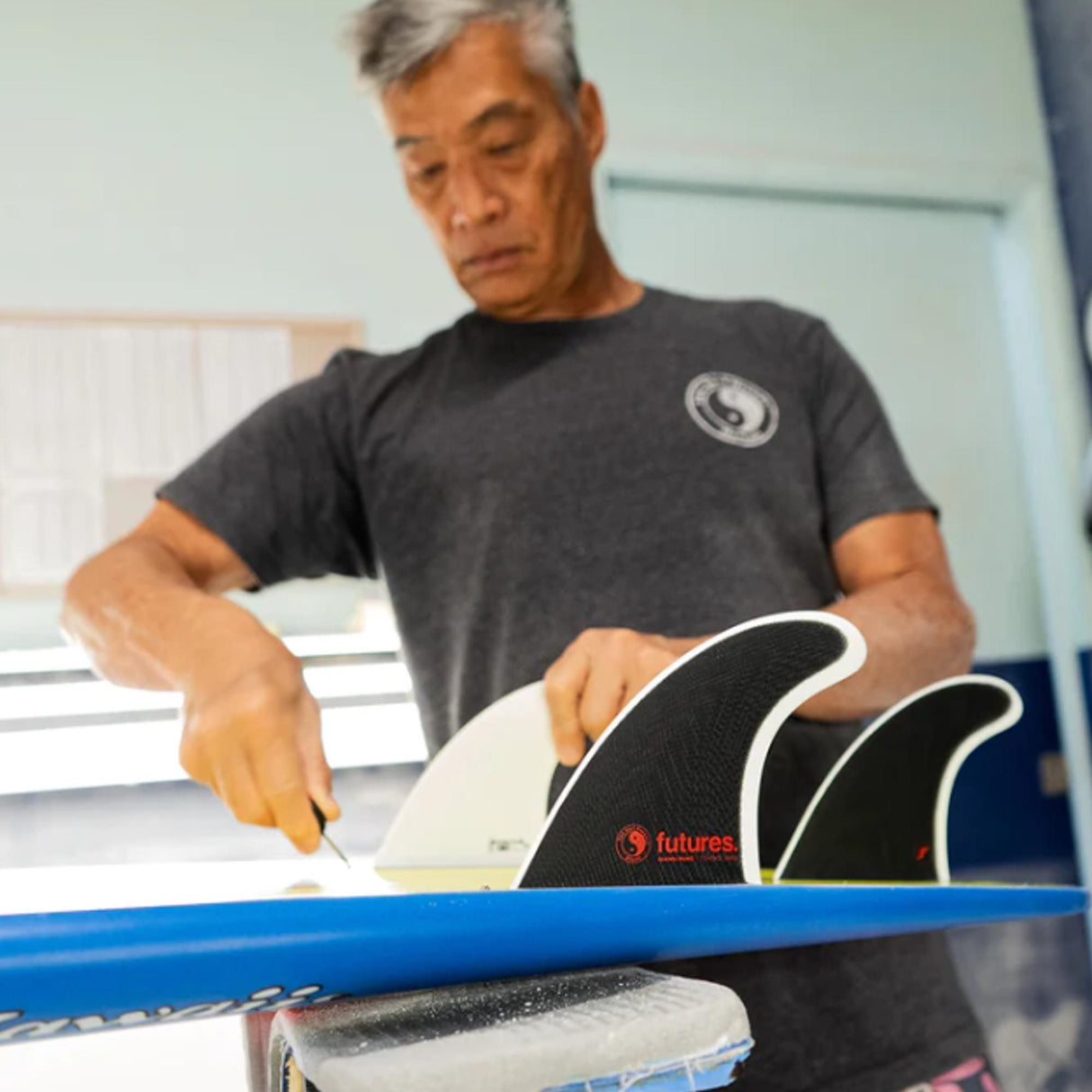 Futures Glenn Pang Fiberglass Thruster mit schwarzen Finnen, blauem Board, Detailansicht der Flossen