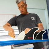 Futures Glenn Pang Fiberglass Thruster mit schwarzen Finnen, blauem Board, Detailansicht der Flossen