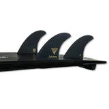 Futures Dark Arts Fiberglass Thruster, schwarze Finnen aus Fiberglas auf schwarzem Surfboard, Seitenansicht