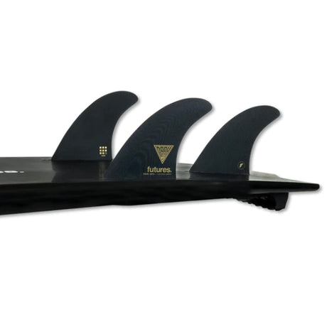 Futures Dark Arts Fiberglass Thruster, schwarze Finnen aus Fiberglas auf schwarzem Surfboard, Seitenansicht