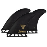 Futures Dark Arts Fiberglass Thruster Set, schwarze Surfflossen mit goldenem Futures Logo, Fiberglas-Material, Frontalansicht