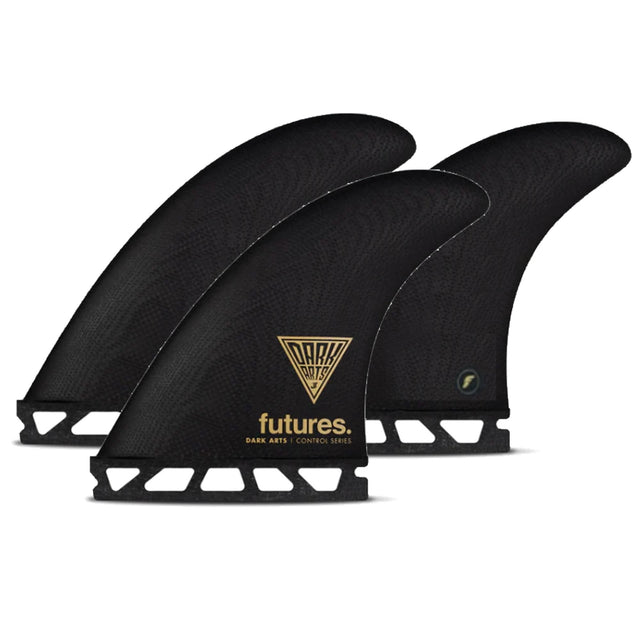 Futures Dark Arts Fiberglass Thruster Set, schwarze Surfflossen mit goldenem Futures Logo, Fiberglas-Material, Frontalansicht
