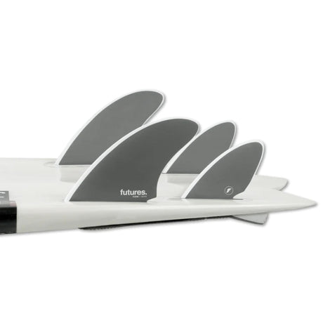 Futures Flow Quad Honeycomb Set, vier graue Finnen mit Wabenmuster auf weißem Surfboard, Seitenansicht