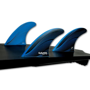 Futures R6 Legacy Rake Thruster Flossen Set, drei Flossen in Blau und Schwarz auf schwarzer Basis, Seitenansicht