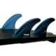 Futures R8 Legacy Rake Thruster Surfboard Flossen Set, blau und schwarz, drei Finnen auf schwarzer Basis, Seitenansicht