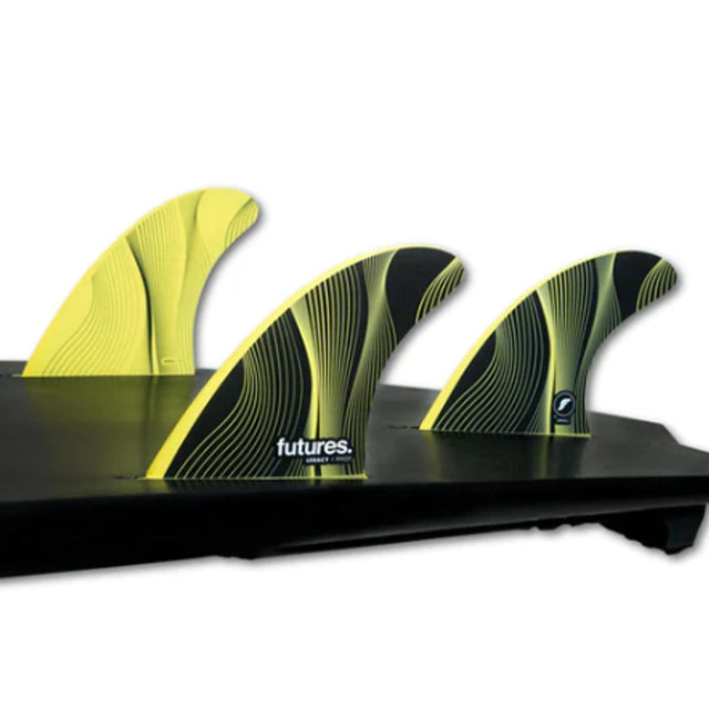 Futures P4 Legacy Pivot Thruster Finnen Set, gelb und schwarz, drei Surfflossen mit Rippenstruktur auf schwarzer Basis