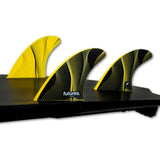 Futures P6 Legacy Pivot Thruster Flossen Set, gelb und schwarz, Seitenansicht auf schwarzer Basis