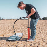 Sniper Pufferfish Bodyboard blau-schwarz mit Luftpumpe am Strand, Frontalansicht