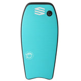 Sniper Pufferfish Bodyboard in Türkis mit schwarzem Rand, gerillter Oberfläche und Logo-Details, Vorderansicht