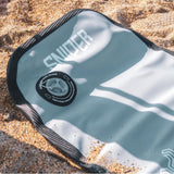 Sniper Pufferfish Bodyboard blau-weiß mit schwarzem Rand, liegt auf Sand, Draufsicht