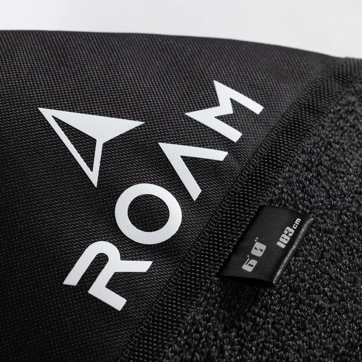 ROAM Surfboard Socke ECO Hybrid Fish, schwarze Schutzhülle mit weißem Logo, Detailansicht Material und Etikett