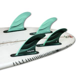 Futures Legacy Honeycomb 5er Finnen Set, türkis und schwarz, auf Surfboard arrangiert