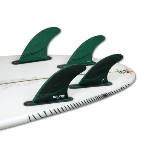 Futures Legacy Honeycomb 5-Fin Set, grüne und schwarze Flossen aus Kunststoff mit Wabenmuster auf Surfboard montiert