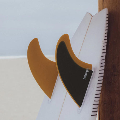 Futures Twin Fin Set EN Fiberglass, zwei braune und schwarze Flossen aus Fiberglas, Frontansicht
