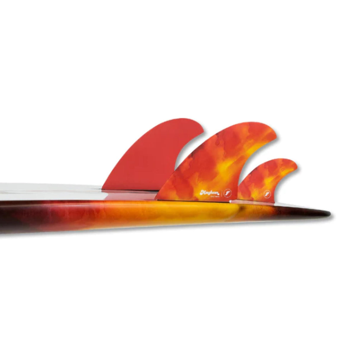 Futures Twin+1 Fin Set Mayhem Evil Honeycomb, rot-orange Farbverlauf, drei Flossen auf Surfboard, Seitenansicht