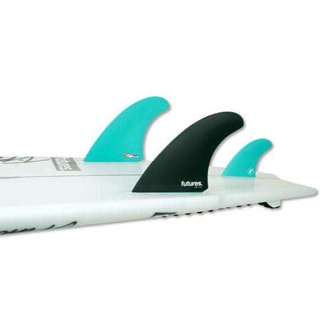 Futures Twin+1 Fin Set Timmy Patterson Honeycomb mit türkisen und schwarzen Flossen auf weißem Surfboard