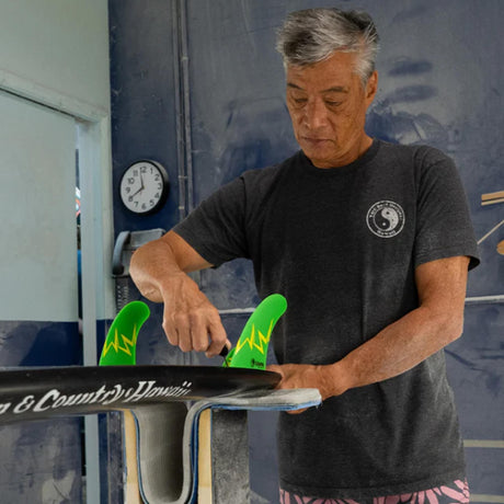 Futures Twin+1 Fin Set Glenn Pang Fiberglass, grüne Flossen an schwarzem Surfboard, Detailansicht
